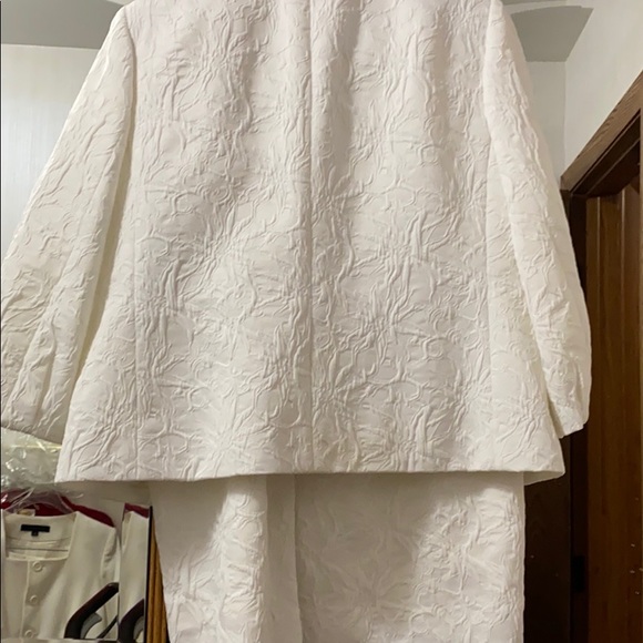 Classy Kasper 3 piece Suit - Picture 4 of 8